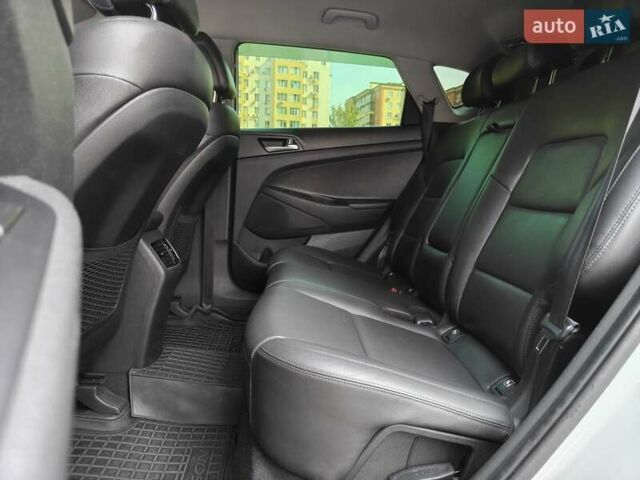 Белый Хендай Туксон, объемом двигателя 2 л и пробегом 99 тыс. км за 20500 $, фото 15 на Automoto.ua