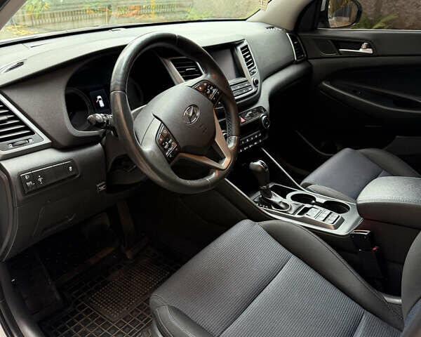 Білий Хендай Туксон, об'ємом двигуна 2 л та пробігом 77 тис. км за 21700 $, фото 12 на Automoto.ua