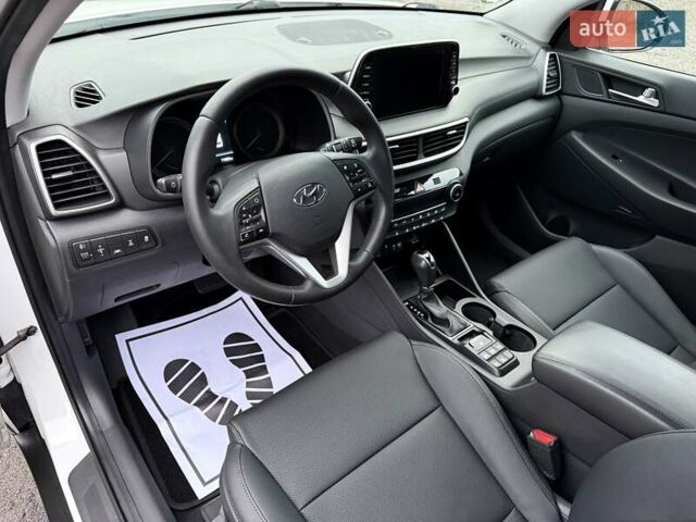 Белый Хендай Туксон, объемом двигателя 2 л и пробегом 114 тыс. км за 23900 $, фото 13 на Automoto.ua