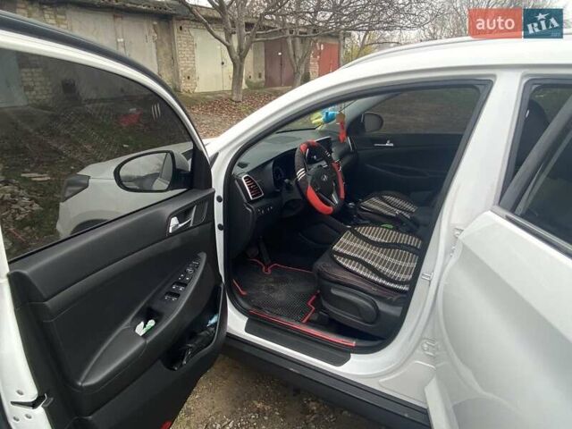 Білий Хендай Туксон, об'ємом двигуна 2 л та пробігом 40 тис. км за 20700 $, фото 1 на Automoto.ua