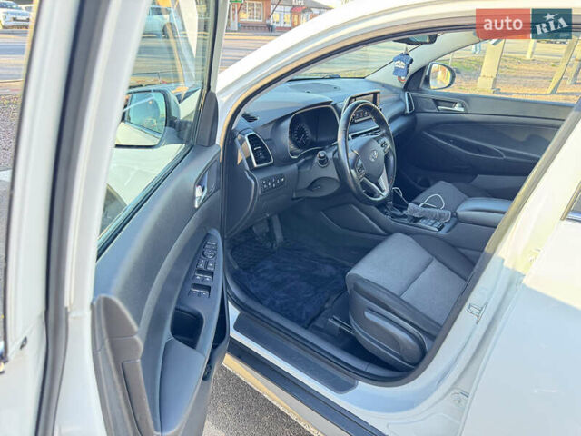 Белый Хендай Туксон, объемом двигателя 2 л и пробегом 270 тыс. км за 19800 $, фото 9 на Automoto.ua