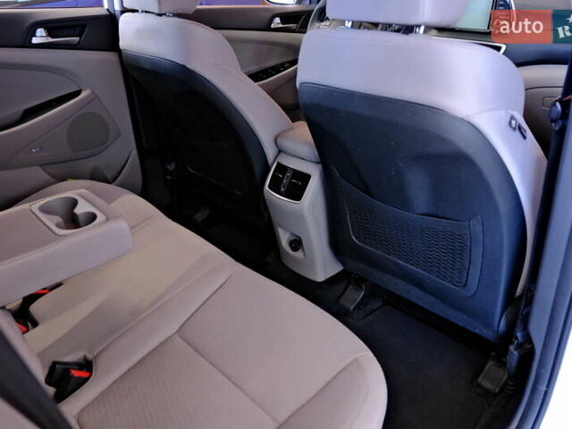 Белый Хендай Туксон, объемом двигателя 2.4 л и пробегом 63 тыс. км за 19500 $, фото 48 на Automoto.ua