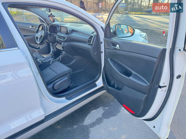 Белый Хендай Туксон, объемом двигателя 2 л и пробегом 270 тыс. км за 19800 $, фото 16 на Automoto.ua