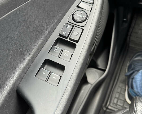 Белый Хендай Туксон, объемом двигателя 2 л и пробегом 138 тыс. км за 25000 $, фото 5 на Automoto.ua