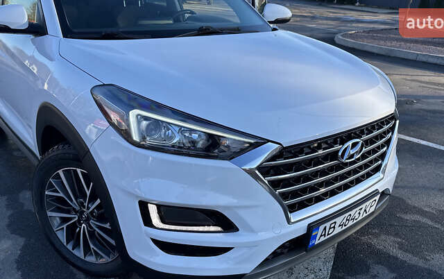 Белый Хендай Туксон, объемом двигателя 2 л и пробегом 270 тыс. км за 19800 $, фото 2 на Automoto.ua