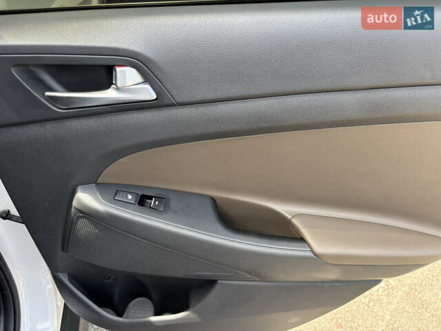 Белый Хендай Туксон, объемом двигателя 1.58 л и пробегом 107 тыс. км за 18500 $, фото 12 на Automoto.ua