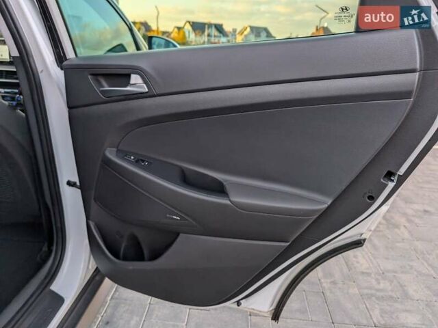 Білий Хендай Туксон, об'ємом двигуна 1.6 л та пробігом 152 тис. км за 21950 $, фото 63 на Automoto.ua