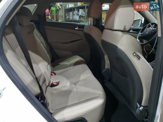 Белый Хендай Туксон, объемом двигателя 2 л и пробегом 97 тыс. км за 4400 $, фото 10 на Automoto.ua