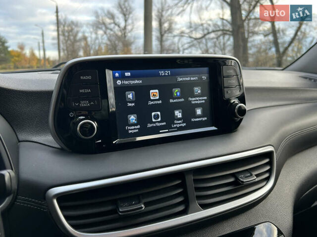 Білий Хендай Туксон, об'ємом двигуна 2 л та пробігом 101 тис. км за 17800 $, фото 11 на Automoto.ua