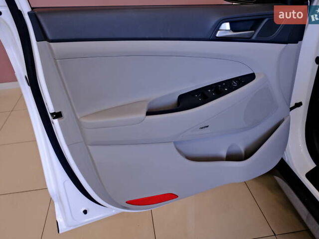 Белый Хендай Туксон, объемом двигателя 2.4 л и пробегом 63 тыс. км за 19500 $, фото 39 на Automoto.ua