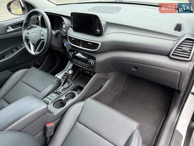 Белый Хендай Туксон, объемом двигателя 2 л и пробегом 114 тыс. км за 23900 $, фото 28 на Automoto.ua