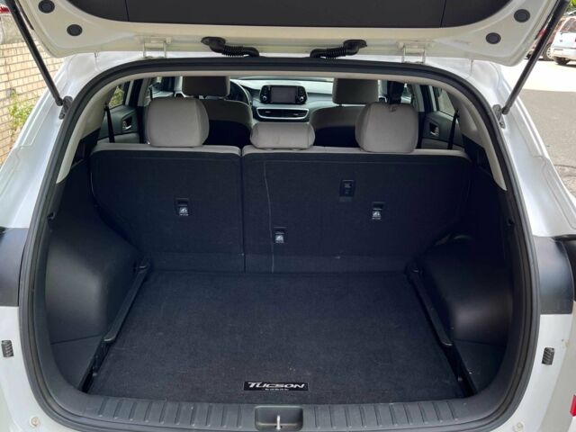 Белый Хендай Туксон, объемом двигателя 2 л и пробегом 95 тыс. км за 14500 $, фото 15 на Automoto.ua