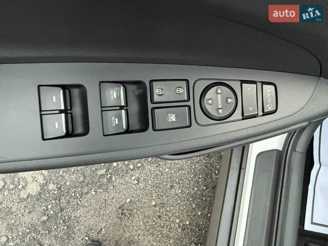 Белый Хендай Туксон, объемом двигателя 2 л и пробегом 114 тыс. км за 23900 $, фото 20 на Automoto.ua