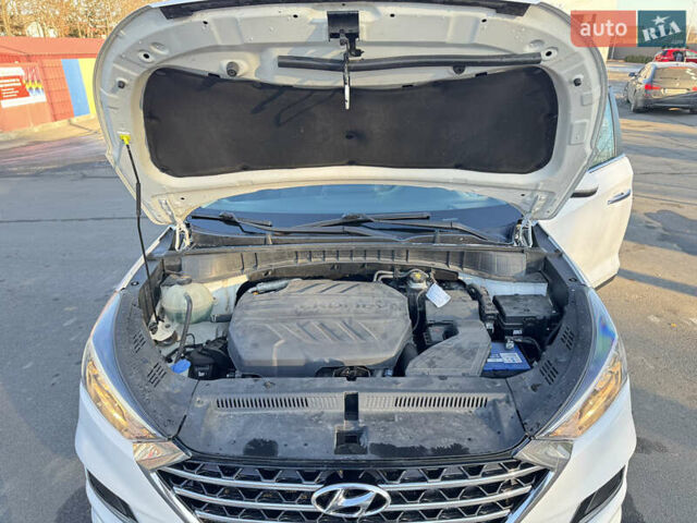 Белый Хендай Туксон, объемом двигателя 2 л и пробегом 270 тыс. км за 19800 $, фото 18 на Automoto.ua
