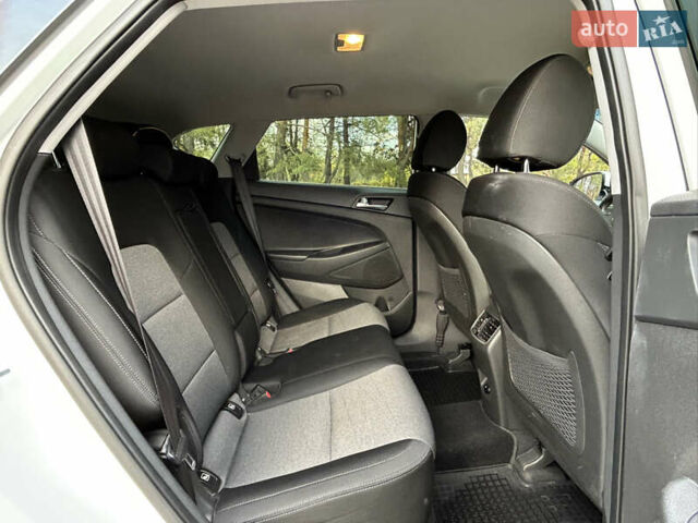 Білий Хендай Туксон, об'ємом двигуна 2 л та пробігом 101 тис. км за 17800 $, фото 9 на Automoto.ua
