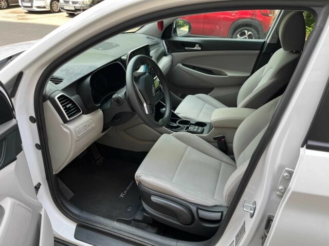 Белый Хендай Туксон, объемом двигателя 2 л и пробегом 95 тыс. км за 14500 $, фото 12 на Automoto.ua