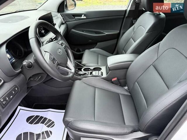 Белый Хендай Туксон, объемом двигателя 2 л и пробегом 114 тыс. км за 23900 $, фото 18 на Automoto.ua