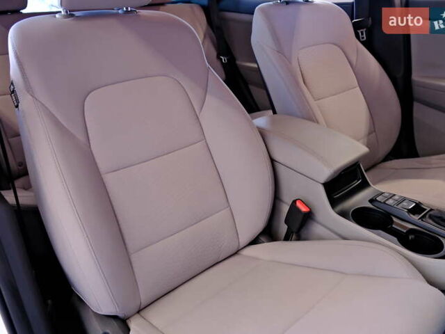 Белый Хендай Туксон, объемом двигателя 2.4 л и пробегом 63 тыс. км за 19500 $, фото 53 на Automoto.ua