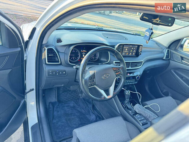 Белый Хендай Туксон, объемом двигателя 2 л и пробегом 270 тыс. км за 19800 $, фото 10 на Automoto.ua