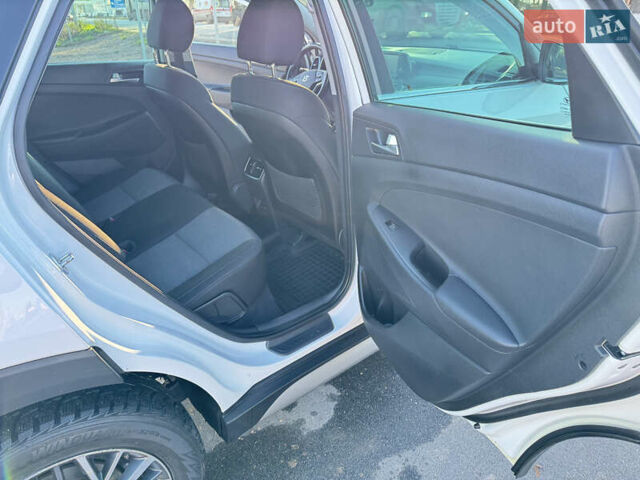 Белый Хендай Туксон, объемом двигателя 2 л и пробегом 270 тыс. км за 19800 $, фото 15 на Automoto.ua