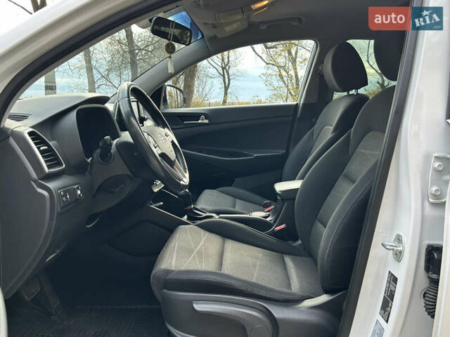 Білий Хендай Туксон, об'ємом двигуна 2 л та пробігом 101 тис. км за 17800 $, фото 7 на Automoto.ua