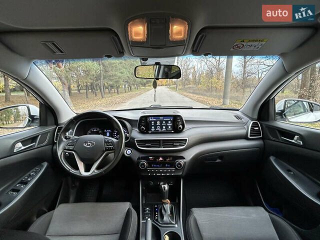 Білий Хендай Туксон, об'ємом двигуна 2 л та пробігом 101 тис. км за 17800 $, фото 5 на Automoto.ua