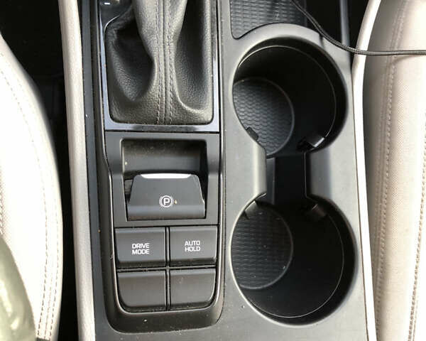 Белый Хендай Туксон, объемом двигателя 2 л и пробегом 25 тыс. км за 15900 $, фото 16 на Automoto.ua