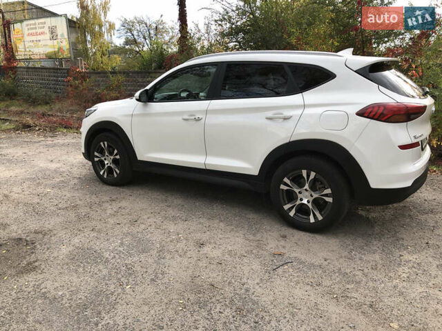 Белый Хендай Туксон, объемом двигателя 2 л и пробегом 25 тыс. км за 15900 $, фото 1 на Automoto.ua