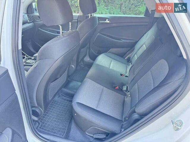 Белый Хендай Туксон, объемом двигателя 2 л и пробегом 171 тыс. км за 19500 $, фото 9 на Automoto.ua