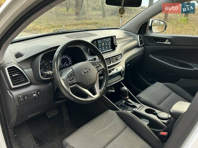 Білий Хендай Туксон, об'ємом двигуна 2 л та пробігом 101 тис. км за 17800 $, фото 6 на Automoto.ua
