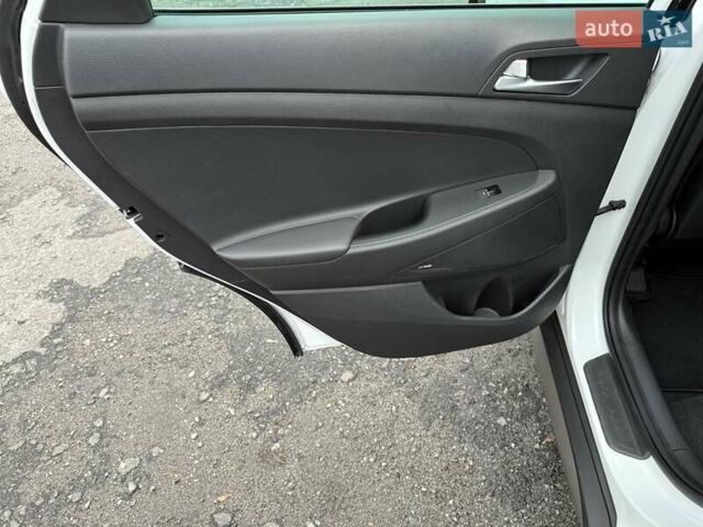 Белый Хендай Туксон, объемом двигателя 2 л и пробегом 114 тыс. км за 23900 $, фото 22 на Automoto.ua