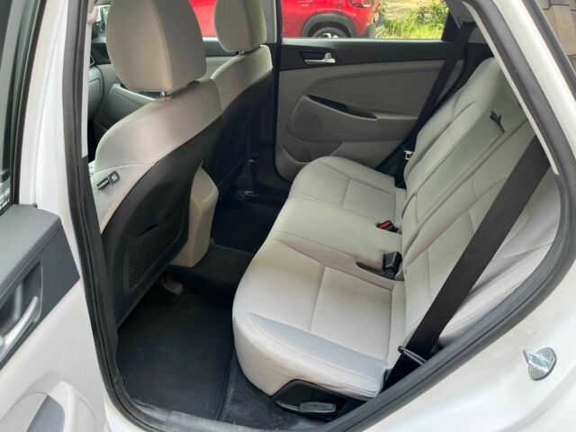 Белый Хендай Туксон, объемом двигателя 2 л и пробегом 95 тыс. км за 14500 $, фото 13 на Automoto.ua