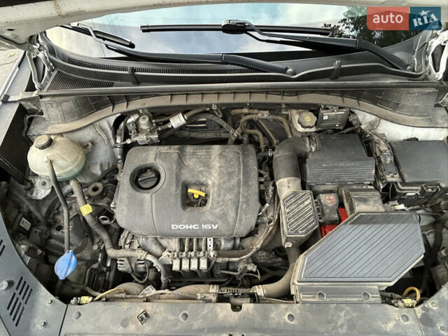 Білий Хендай Туксон, об'ємом двигуна 2 л та пробігом 101 тис. км за 17800 $, фото 19 на Automoto.ua