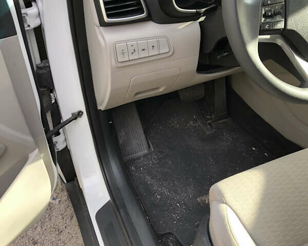 Белый Хендай Туксон, объемом двигателя 2 л и пробегом 25 тыс. км за 15900 $, фото 14 на Automoto.ua