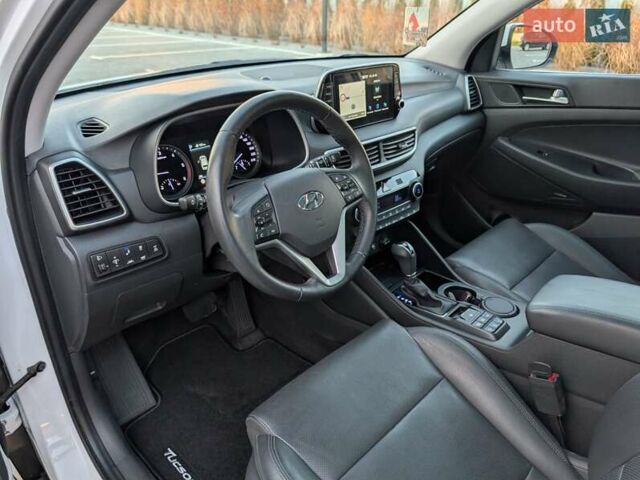 Білий Хендай Туксон, об'ємом двигуна 1.6 л та пробігом 152 тис. км за 21950 $, фото 35 на Automoto.ua