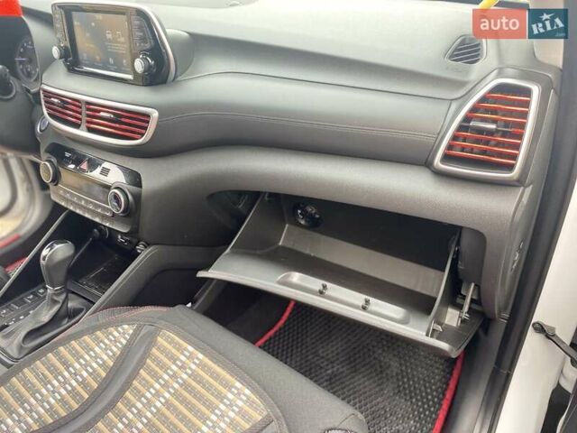 Білий Хендай Туксон, об'ємом двигуна 2 л та пробігом 40 тис. км за 20700 $, фото 14 на Automoto.ua