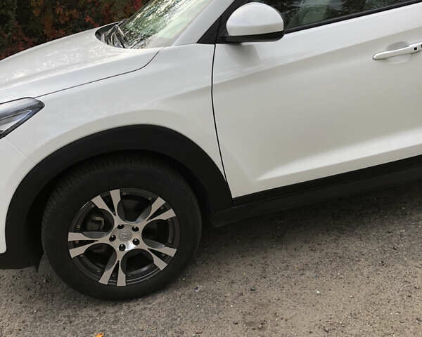 Белый Хендай Туксон, объемом двигателя 2 л и пробегом 25 тыс. км за 15900 $, фото 3 на Automoto.ua