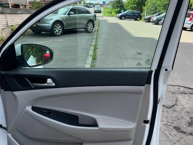 Белый Хендай Туксон, объемом двигателя 2 л и пробегом 95 тыс. км за 14500 $, фото 10 на Automoto.ua