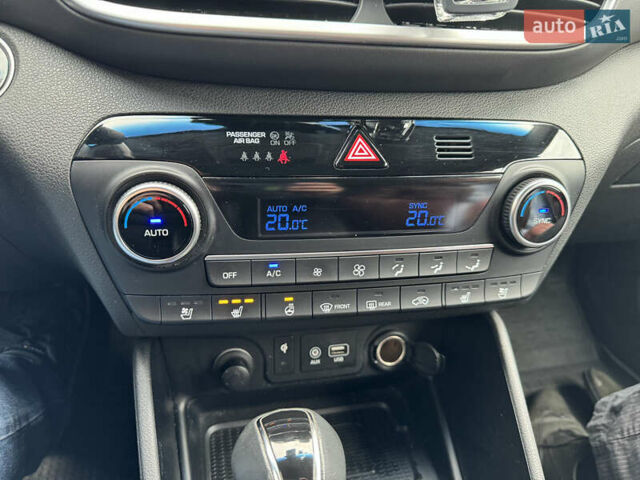 Белый Хендай Туксон, объемом двигателя 2 л и пробегом 138 тыс. км за 25000 $, фото 6 на Automoto.ua