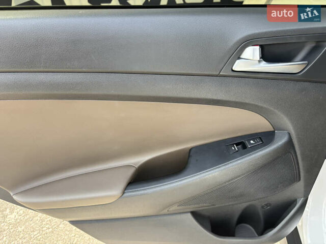 Белый Хендай Туксон, объемом двигателя 1.58 л и пробегом 107 тыс. км за 18500 $, фото 10 на Automoto.ua