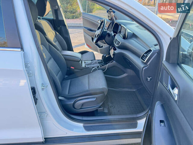 Белый Хендай Туксон, объемом двигателя 2 л и пробегом 270 тыс. км за 19800 $, фото 17 на Automoto.ua