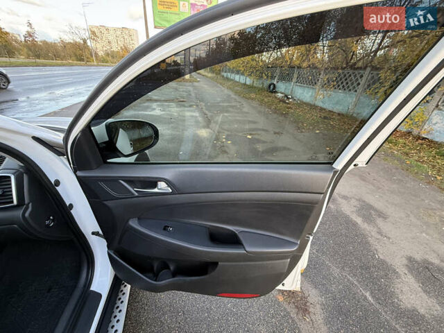 Белый Хендай Туксон, объемом двигателя 1.6 л и пробегом 53 тыс. км за 22500 $, фото 36 на Automoto.ua