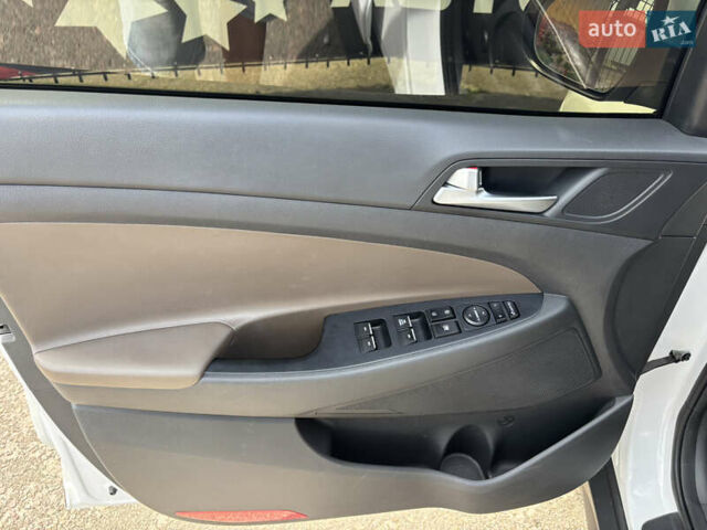 Белый Хендай Туксон, объемом двигателя 1.58 л и пробегом 107 тыс. км за 18500 $, фото 7 на Automoto.ua