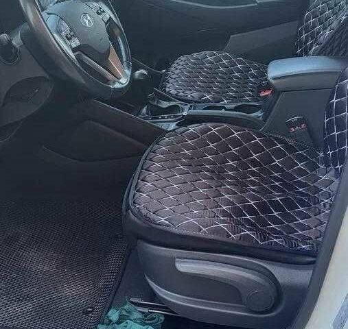 Белый Хендай Туксон, объемом двигателя 2 л и пробегом 90 тыс. км за 14500 $, фото 8 на Automoto.ua