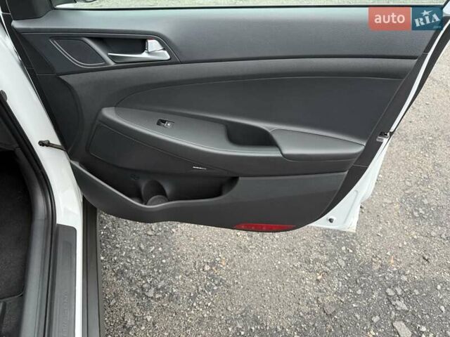 Белый Хендай Туксон, объемом двигателя 2 л и пробегом 114 тыс. км за 23900 $, фото 33 на Automoto.ua