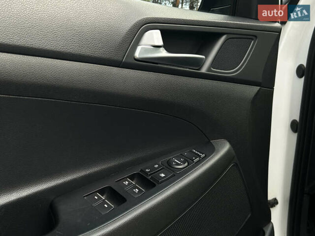 Білий Хендай Туксон, об'ємом двигуна 2 л та пробігом 101 тис. км за 17800 $, фото 14 на Automoto.ua