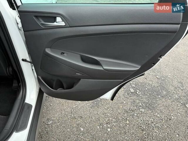 Белый Хендай Туксон, объемом двигателя 2 л и пробегом 114 тыс. км за 23900 $, фото 30 на Automoto.ua