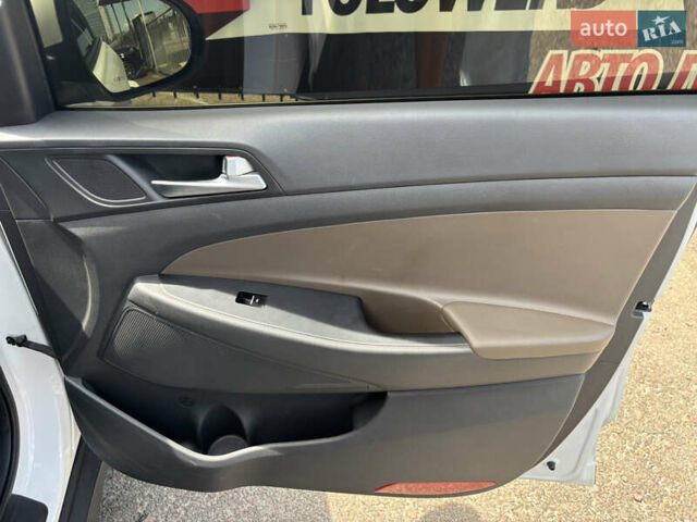 Белый Хендай Туксон, объемом двигателя 1.58 л и пробегом 107 тыс. км за 18500 $, фото 14 на Automoto.ua