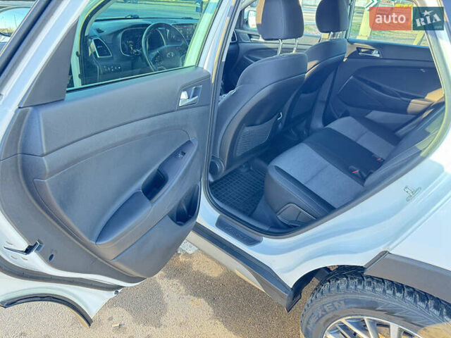 Белый Хендай Туксон, объемом двигателя 2 л и пробегом 270 тыс. км за 19800 $, фото 12 на Automoto.ua