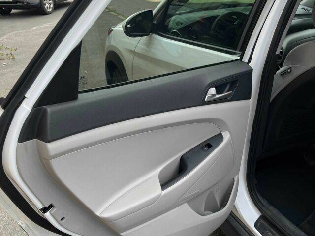 Белый Хендай Туксон, объемом двигателя 2 л и пробегом 95 тыс. км за 14500 $, фото 14 на Automoto.ua